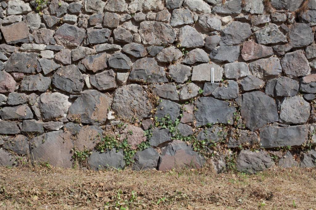 Une image des pierres foncées