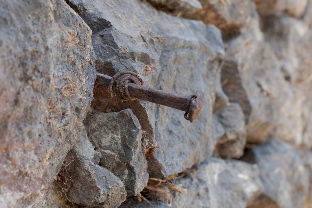 Une image d'un ancien piton dans le mur