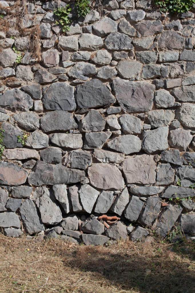 Une image montrant une voute à la base du mur